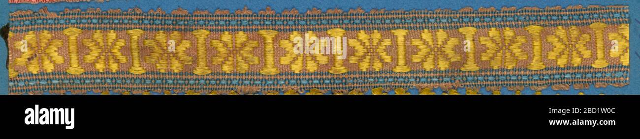 Fräsen. Forschung im ProgressDimmfragment in einem Design eines mittleren Bandes mit acht-blütigen gelben Blumen, die durch Linien und zwischen blauen Rändern auf einem rosafarbenen Boden getrennt sind; picot-kanten. Fräsen Stockfoto