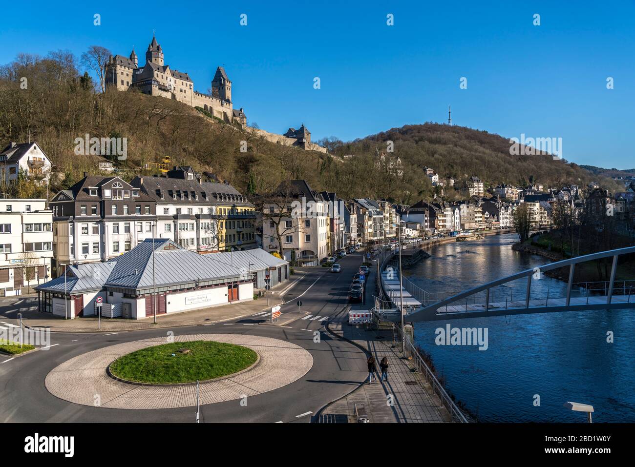 Stadtansicht mit Lenne und Burg Altena, Sauerland, Nordrhein-Westfalen, Deutschland, City View mit Lenne und Schloss Altena, Altena, Sauer Stockfoto