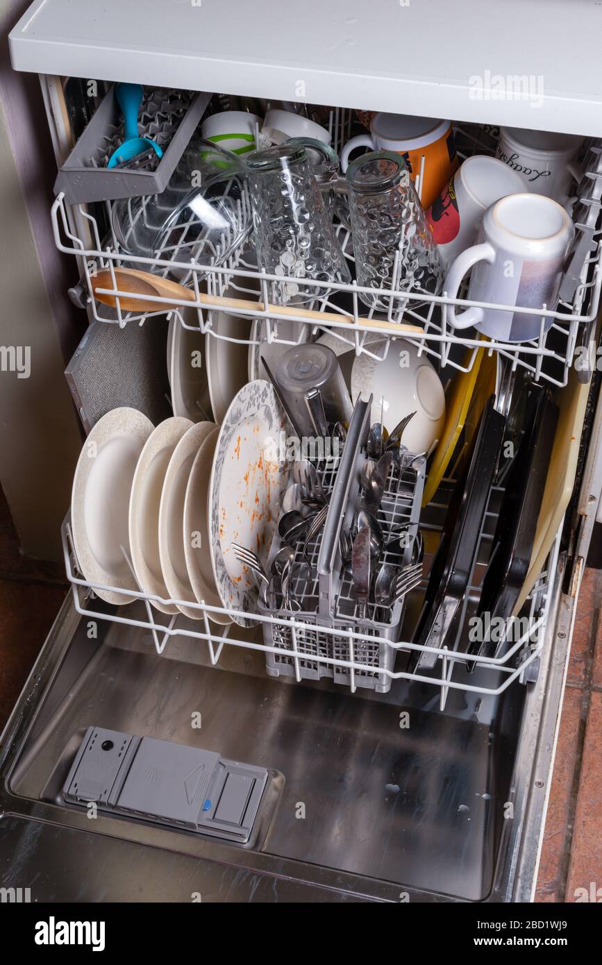 Ein Geschirrspüler mit schmutzigen Gerichten. Stockfoto
