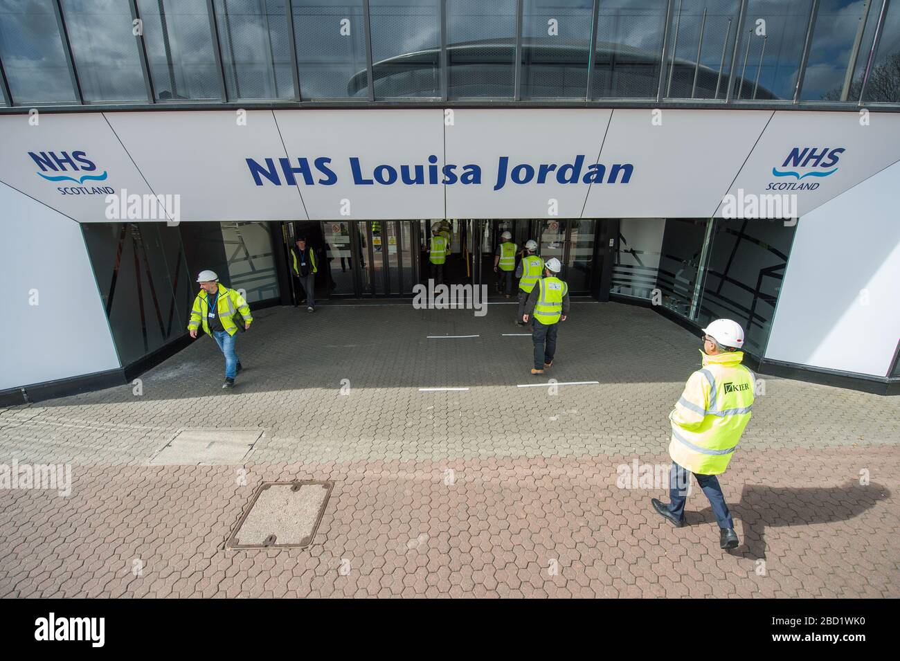 00.01 UHR DIENSTAG, 7. APRIL, GLASGOW, GROSSBRITANNIEN. April 2020. Bild: Außenansicht des neuen Krankenhauses NHS Louisa Jordan, das auf dem Scottish Events Campus (SEC) in Glasgow gebaut wird. Mehr als 400 Auftragnehmer arbeiten zusammen mit fast 150 Ärzten und Mitarbeitern von NHS Scotland an der Gründung des neuen NHS Louisa Jordan. Sie wird zunächst 300 Betten bereitstellen, um Schottlands NHS während des Coronavirus (COVID-19)-Ausbruchs zu schützen. Kredit: Colin Fisher/Alamy Live News Stockfoto