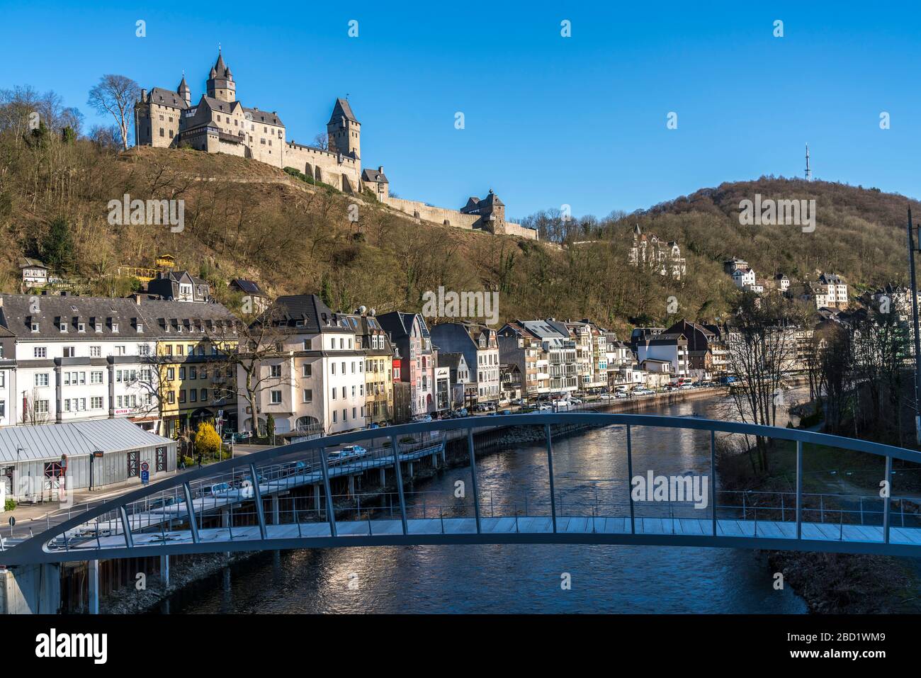 Stadtansicht mit Lenne und Burg Altena, Sauerland, Nordrhein-Westfalen, Deutschland, City View mit Lenne und Schloss Altena, Altena, Sauer Stockfoto