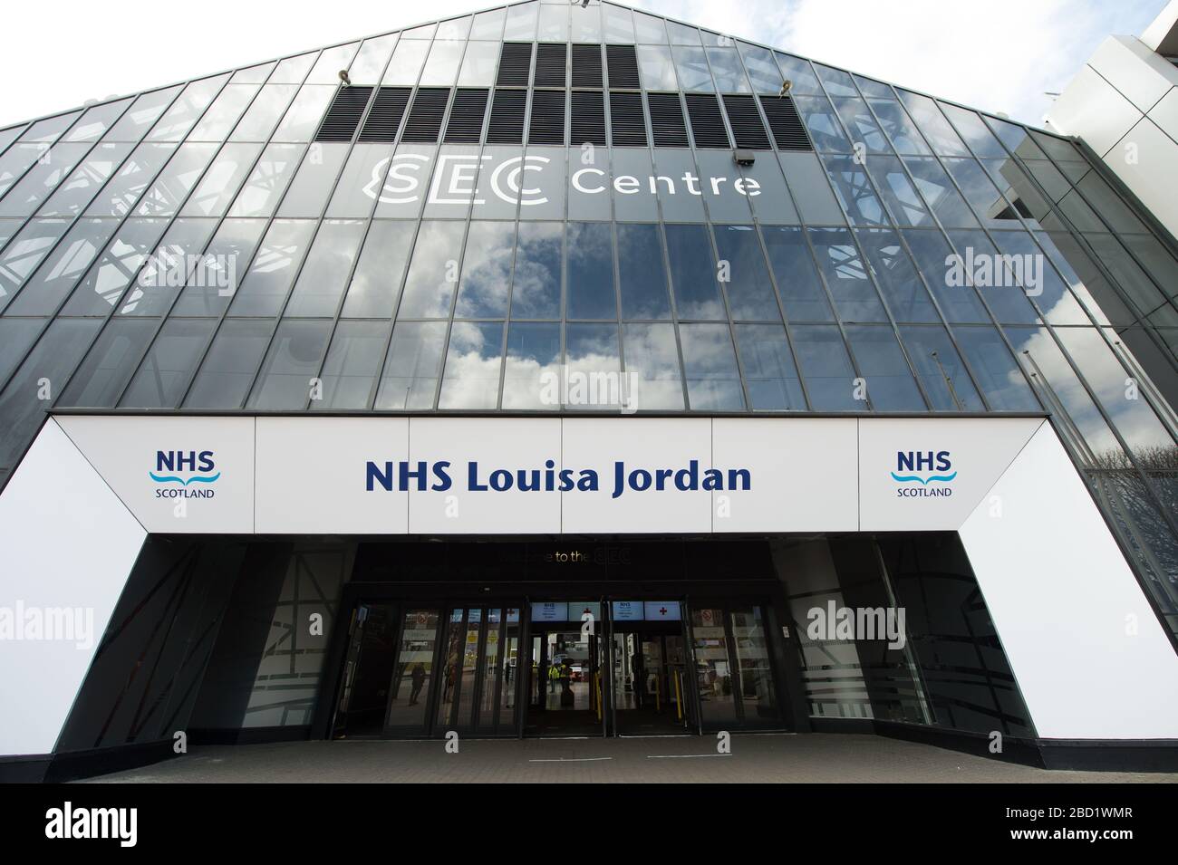 00.01 UHR DIENSTAG, 7. APRIL, GLASGOW, GROSSBRITANNIEN. April 2020. Bild: Außenansicht des neuen Krankenhauses NHS Louisa Jordan, das auf dem Scottish Events Campus (SEC) in Glasgow gebaut wird. Mehr als 400 Auftragnehmer arbeiten zusammen mit fast 150 Ärzten und Mitarbeitern von NHS Scotland an der Gründung des neuen NHS Louisa Jordan. Sie wird zunächst 300 Betten bereitstellen, um Schottlands NHS während des Coronavirus (COVID-19)-Ausbruchs zu schützen. Kredit: Colin Fisher/Alamy Live News Stockfoto