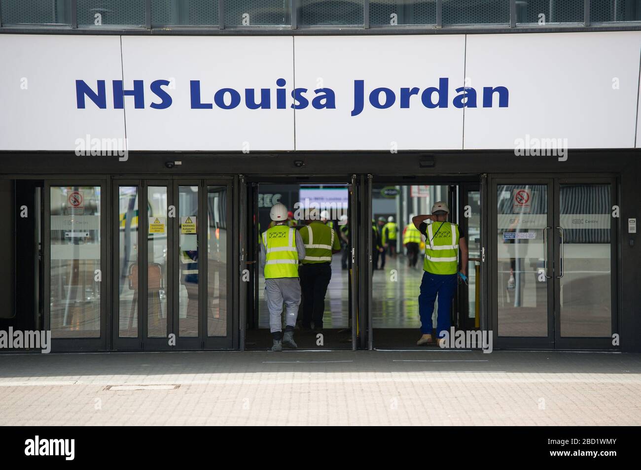 00.01 UHR DIENSTAG, 7. APRIL, GLASGOW, GROSSBRITANNIEN. April 2020. Bild: Außenansicht des neuen Krankenhauses NHS Louisa Jordan, das auf dem Scottish Events Campus (SEC) in Glasgow gebaut wird. Mehr als 400 Auftragnehmer arbeiten zusammen mit fast 150 Ärzten und Mitarbeitern von NHS Scotland an der Gründung des neuen NHS Louisa Jordan. Sie wird zunächst 300 Betten bereitstellen, um Schottlands NHS während des Coronavirus (COVID-19)-Ausbruchs zu schützen. Kredit: Colin Fisher/Alamy Live News Stockfoto