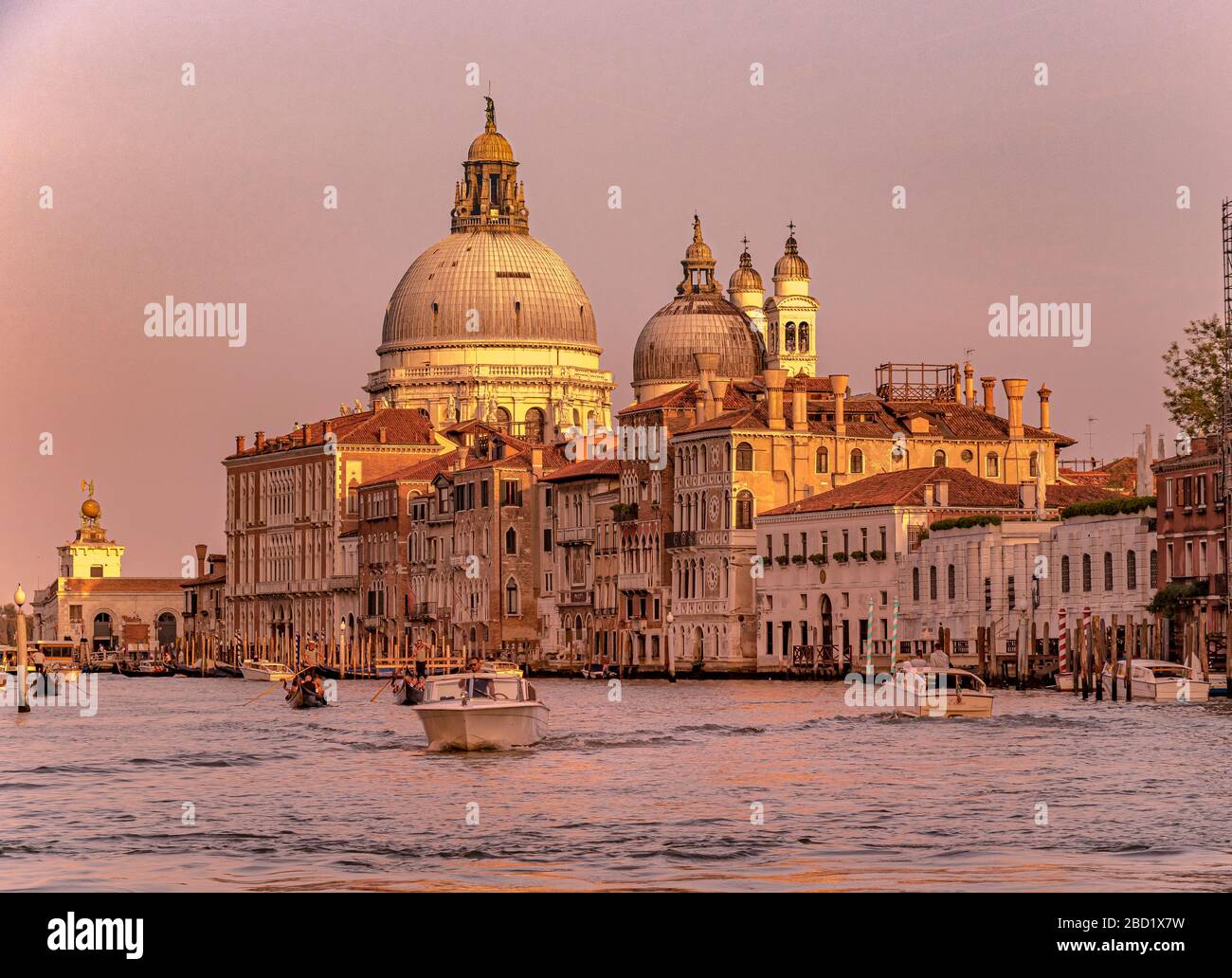 Die Basilika von Santa Maria della Salute bei Sonnenuntergang, Venedig, Italien Stockfoto