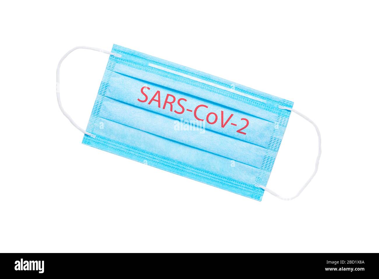 Blaue medizinische Maske mit der Inschrift betacoronavirus SARS-CoV-2 isoliert auf weißem Hintergrund. Coronavirus Pandemie Konzept Stockfoto