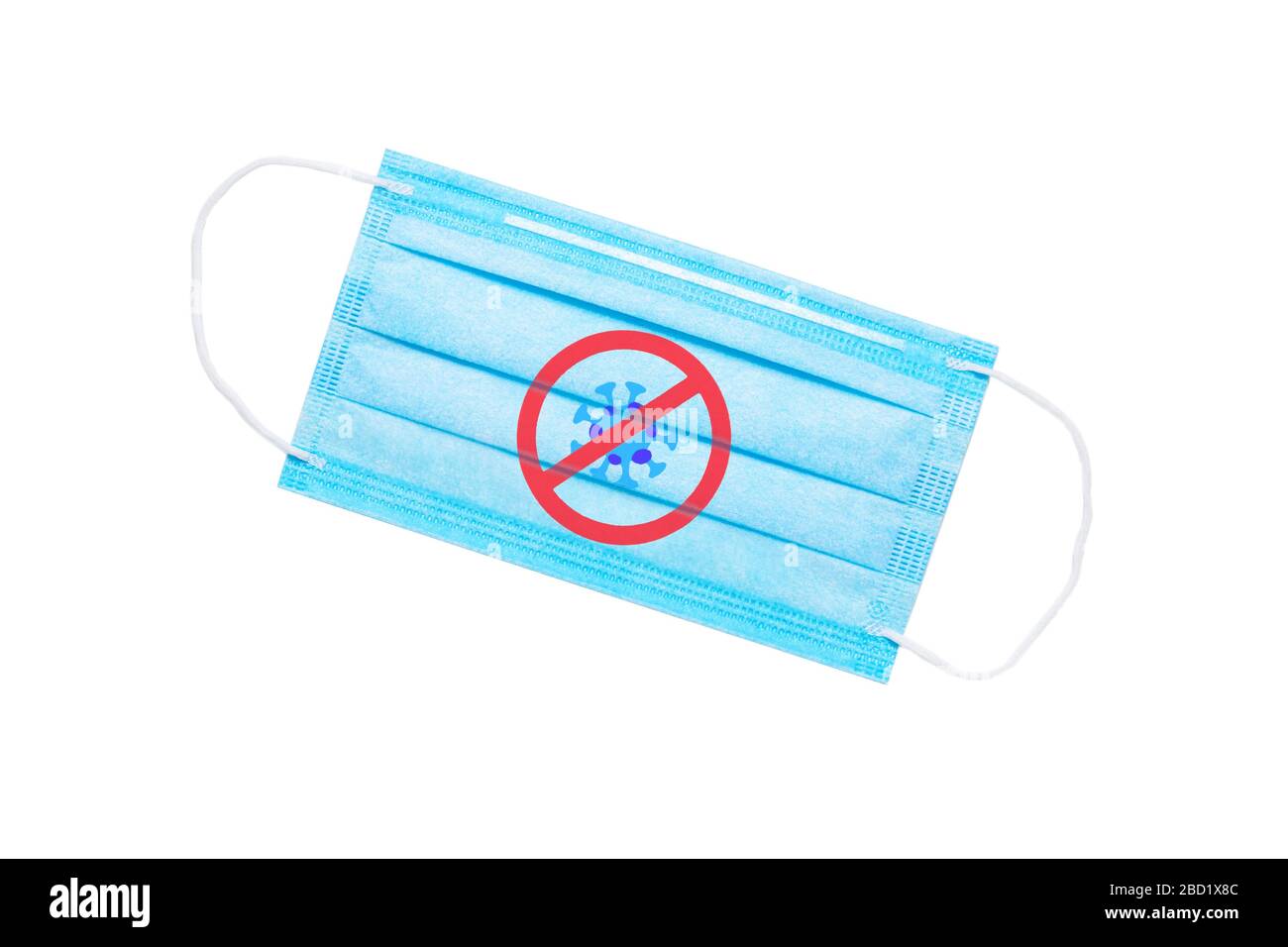 Blaue medizinische Maske mit durchgestrichenen Coronavirus-Zeichen und isoliert auf weißem Hintergrund. Coronavirus Pandemie-Kontrollkonzept Stockfoto