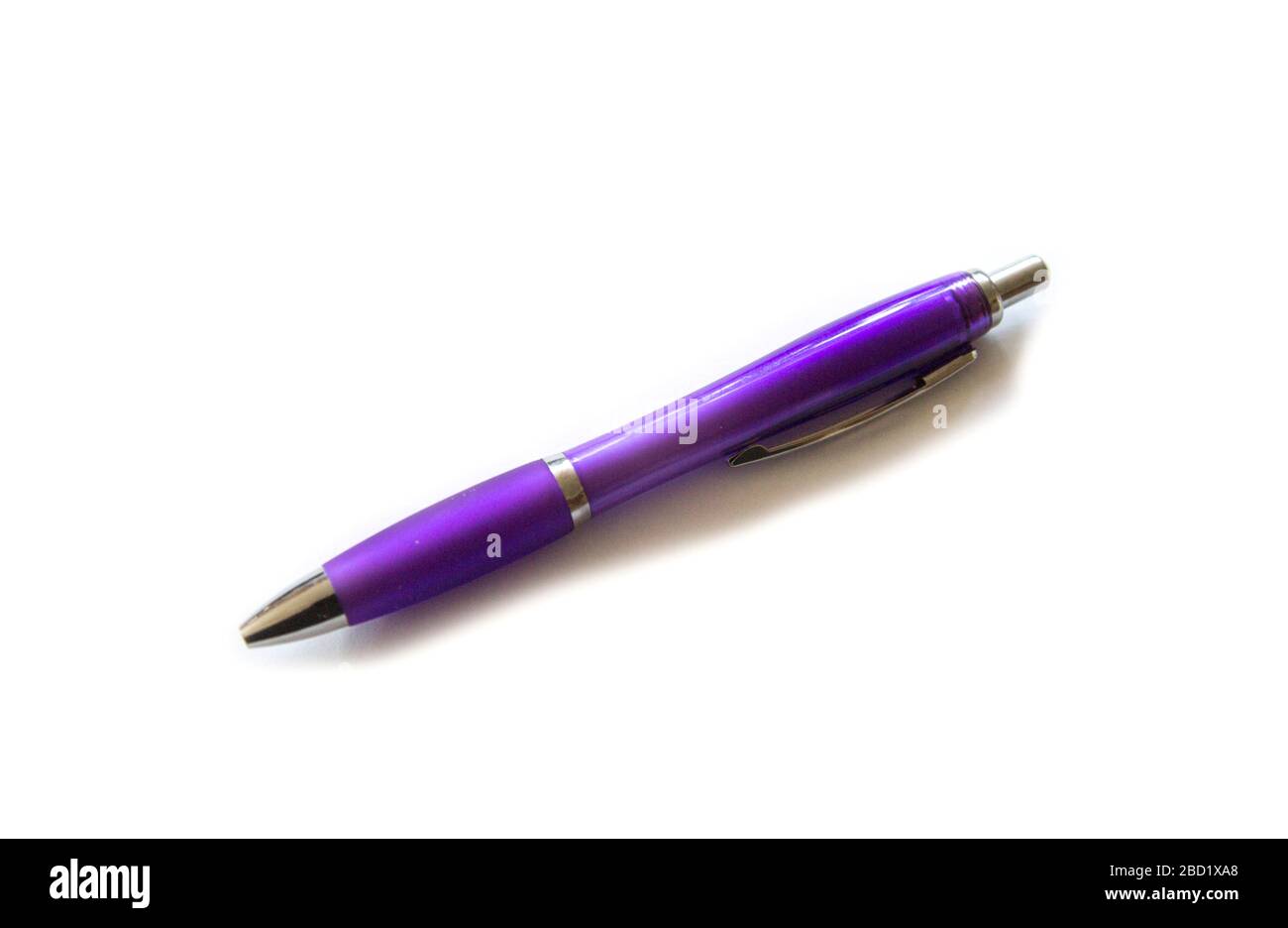 Violetter Biro-Stift mit Chromzierblende auf weißem Hintergrund Stockfoto