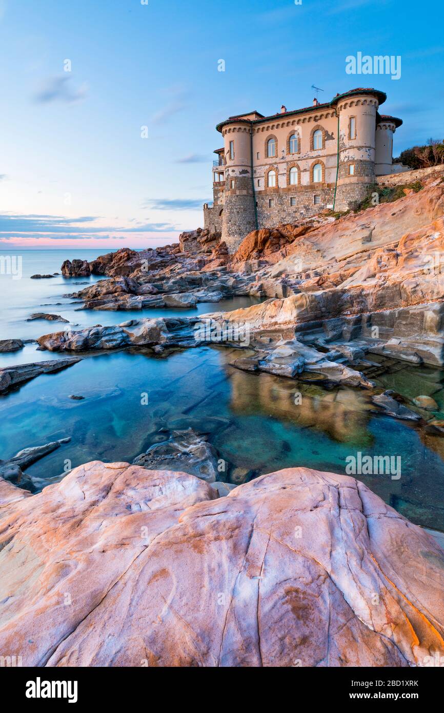 Italien Toskana Castel Boccale es ist ein charakteristisches kleines Katelletto mit Blick auf das Meer in der Gegend von Cala Furia bei Livorno. Stockfoto