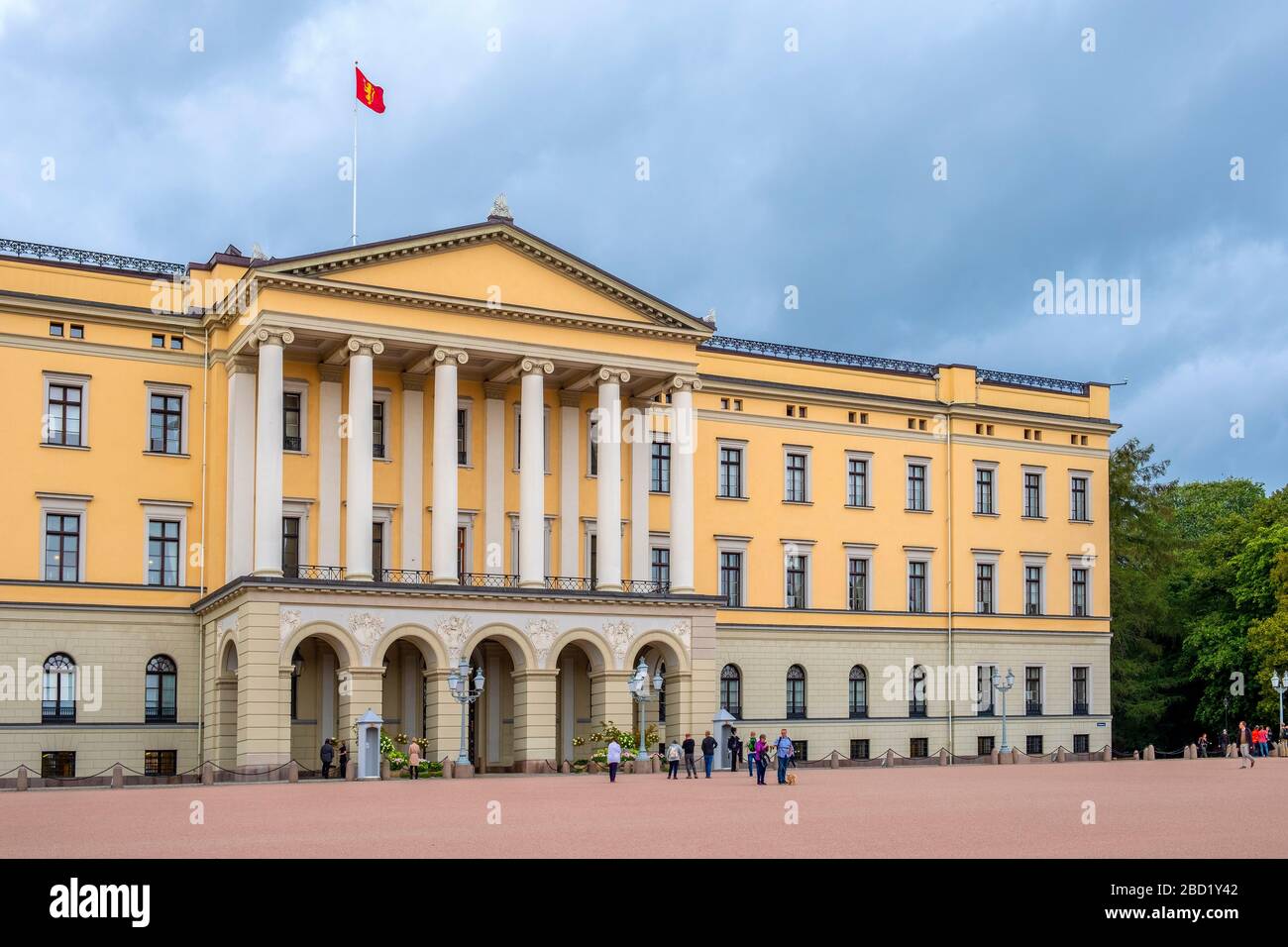 Oslo, Ostlandet/Norwegen - 2019/08/30: Fassade des Königlichen Palastes von Oslo - Slottet - Hügel von Bellevuehoyden vom Slottsplassen Platz im historischen Zentrum aus gesehen Stockfoto