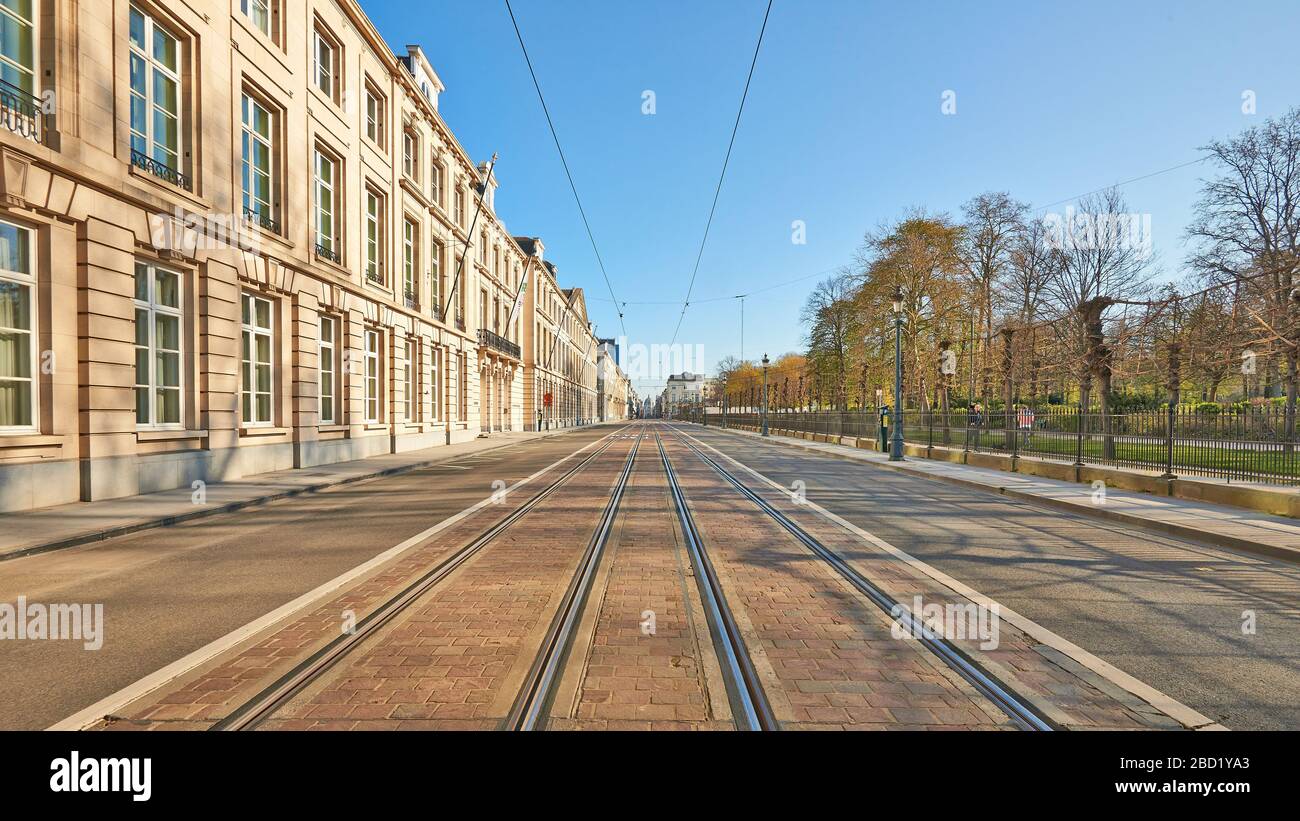 Brüssel, Belgien - 05. April 2020: Die Straße Royale in Brüssel ohne Menschen während der Einsperrung. Stockfoto