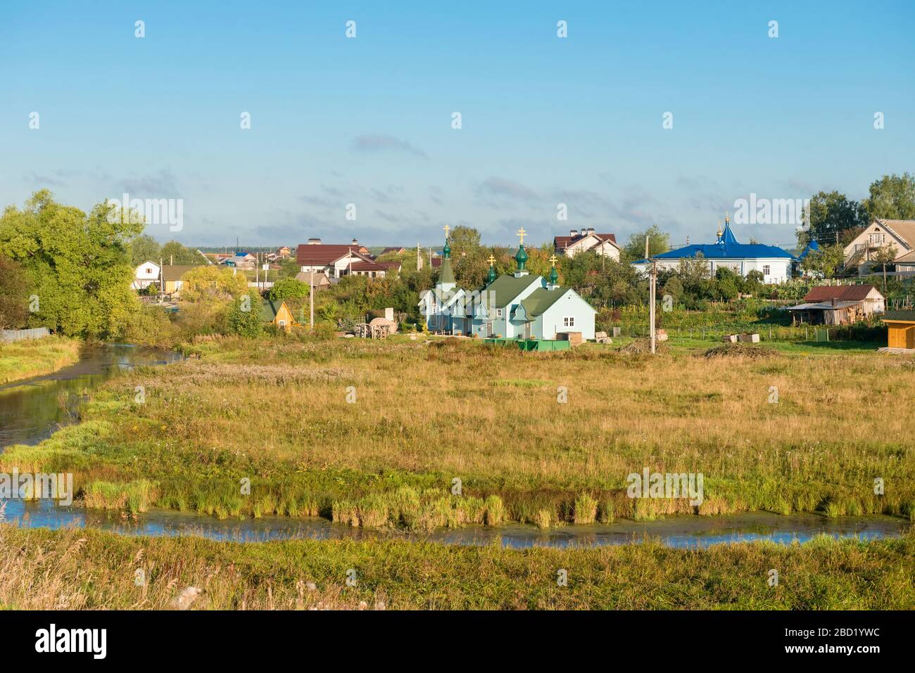 DIVEVO, RUSSLAND - 25. AUGUST 2019: Heiliger Frühling und Kapelle zu Ehren der Ikone der Mutter der Gotteszartheit. Das Hotel liegt am Ufer der Lubinka Ri Stockfoto