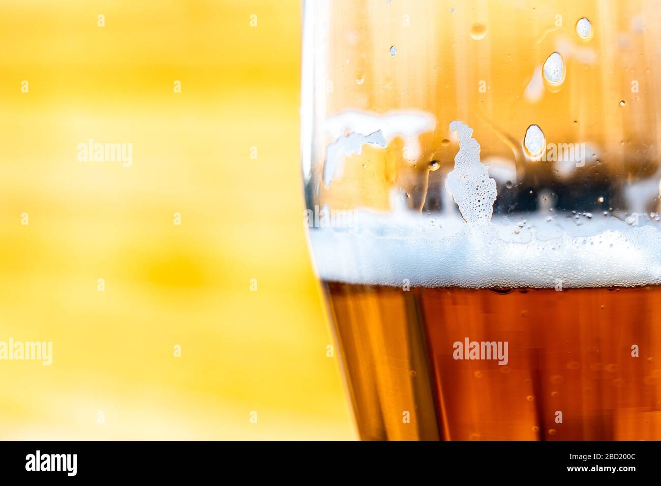 Helles Bier in einem Glas Weinglas bei einem Picknick auf der Natur Stockfoto