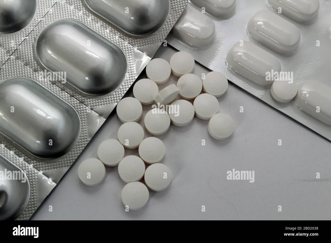 Medikamente und Pillen, Tabletten in Blisterpackungen und lose, in Großbritannien im Nahaufnahme auf weißem Hintergrund Stockfoto
