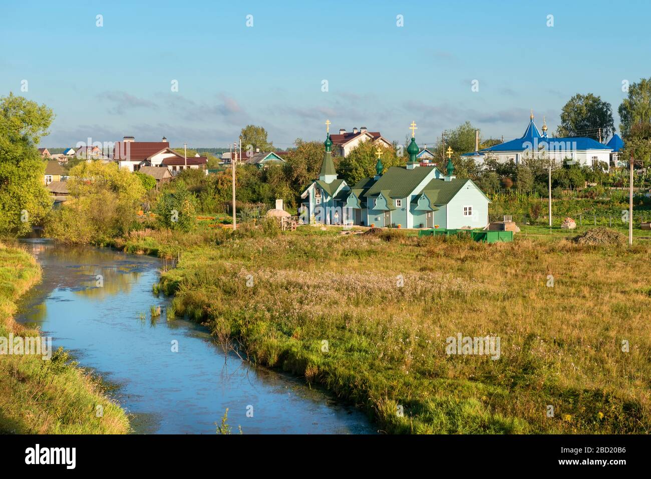 DIVEVO, RUSSLAND - 25. AUGUST 2019: Heiliger Frühling und Kapelle zu Ehren der Ikone der Mutter der Gotteszartheit. Das Hotel liegt am Ufer der Lubinka Ri Stockfoto