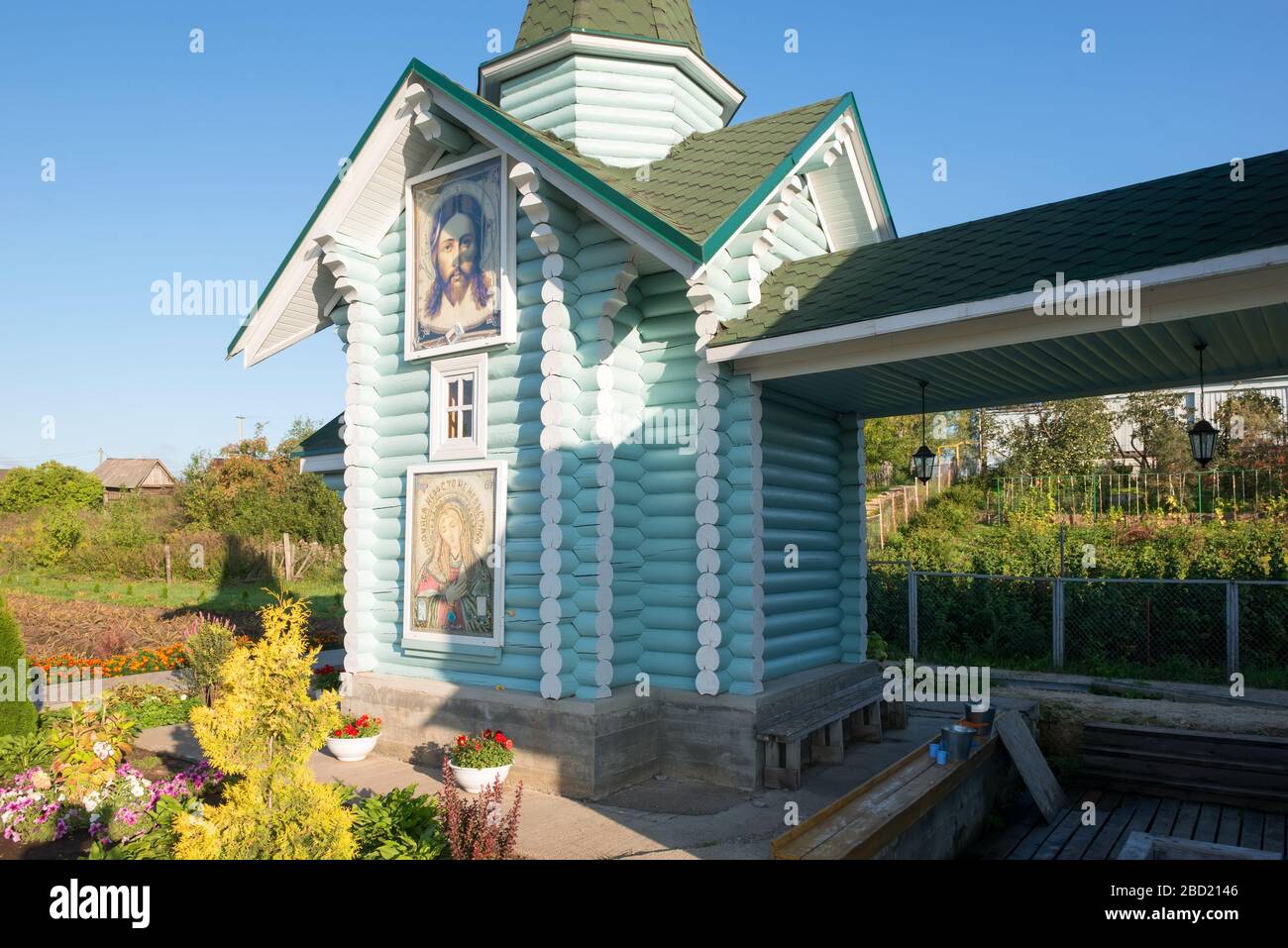 DIVEVO, RUSSLAND - 25. AUGUST 2019: Heiliger Frühling und Kapelle zu Ehren der Ikone der Mutter der Gotteszartheit. Das Hotel liegt am Ufer der Lubinka Ri Stockfoto