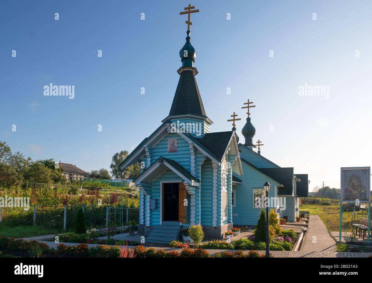 DIVEVO, RUSSLAND - 25. AUGUST 2019: Heiliger Frühling und Kapelle zu Ehren der Ikone der Mutter der Gotteszartheit. Das Hotel liegt am Ufer der Lubinka Ri Stockfoto