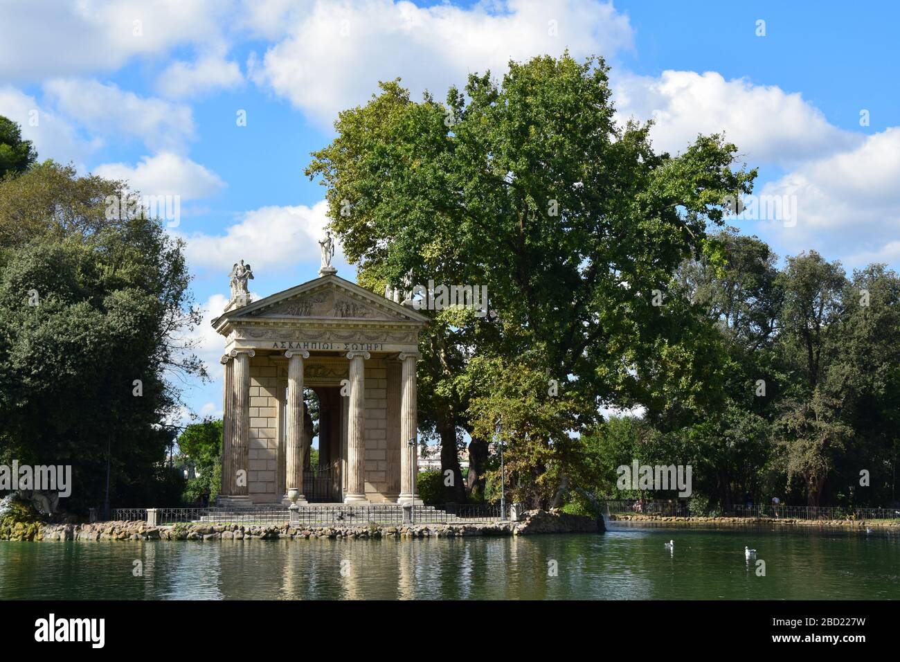 Tempio di Esculapio - Tempel des Asklepios im Park der Villa Borghese in der Stadt Rom, Italien Stockfoto