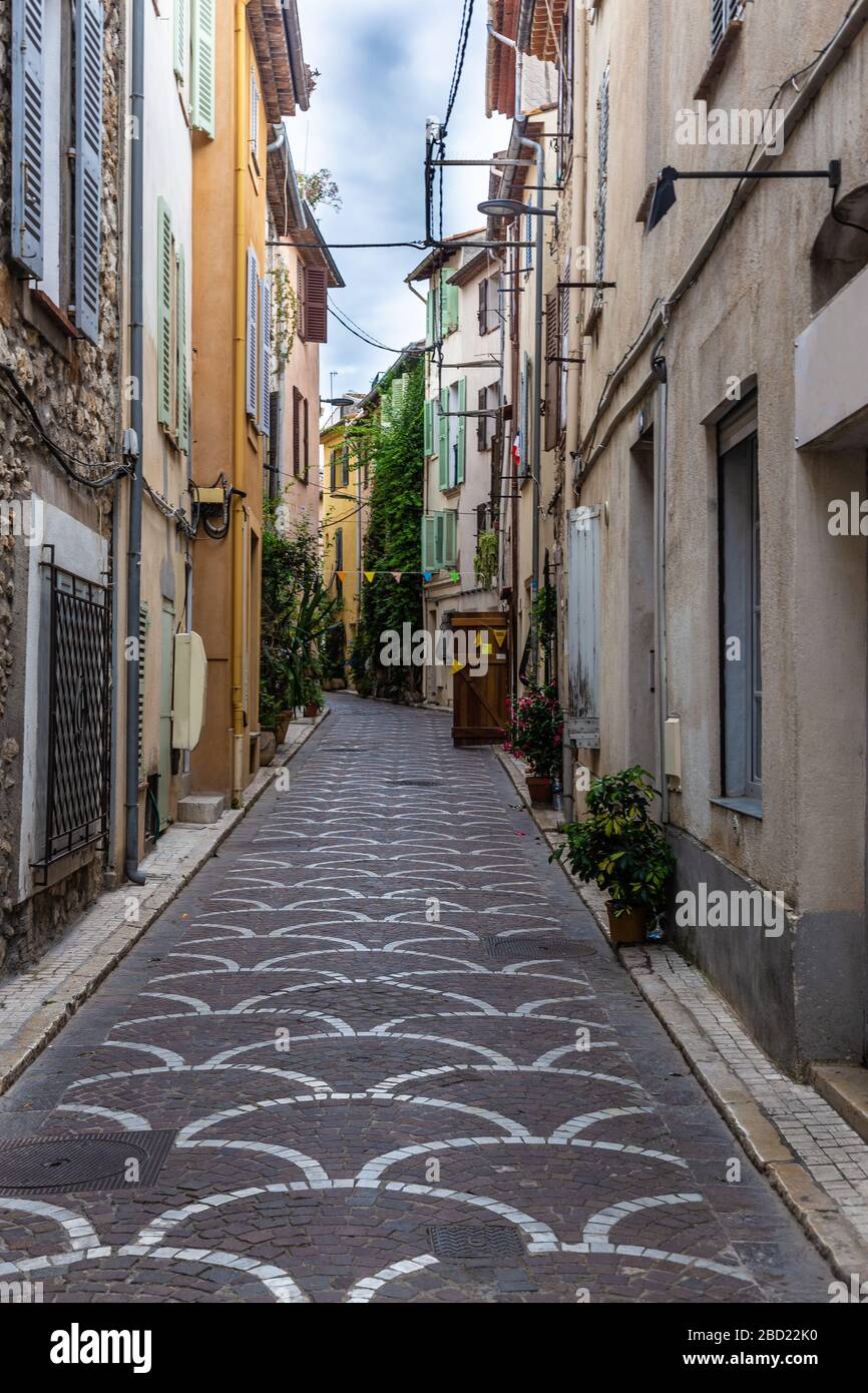 Leere Bergstraße mit Kopfsteinpflaster in Antibes, Frankreich Stockfoto