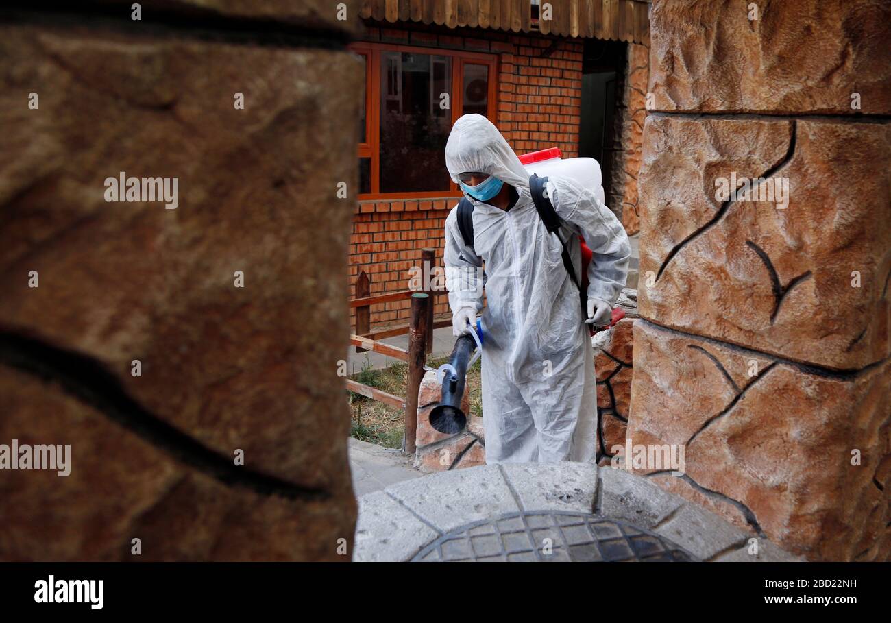 Sanaa, Jemen. April 2020. Ein Mitglied eines medizinischen Teams sprüht am 6. April 2020 Desinfektionsmittel auf einem Hof eines Gebäudes in Sanaa im Jemen. Gutschrift: Mohammed Mohammed/Xinhua/Alamy Live News Stockfoto