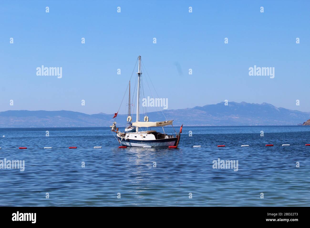 Boote auf dem strahlend blauen türkischen Meer Stockfoto