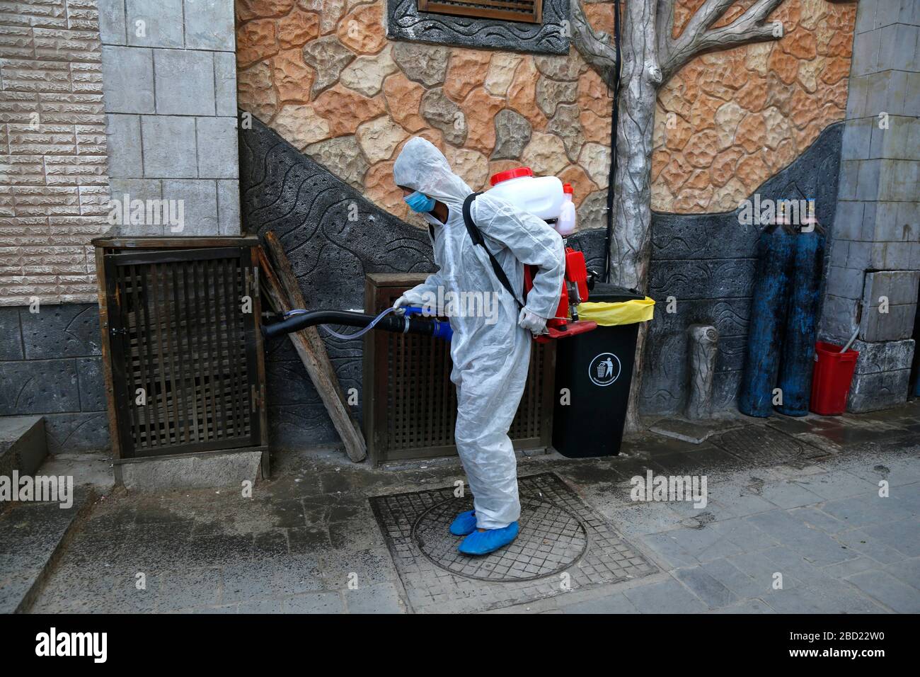 Sanaa, Jemen. April 2020. Ein Mitglied eines medizinischen Teams sprüht am 6. April 2020 Desinfektionsmittel auf einem Hof eines Gebäudes in Sanaa im Jemen. Gutschrift: Mohammed Mohammed/Xinhua/Alamy Live News Stockfoto