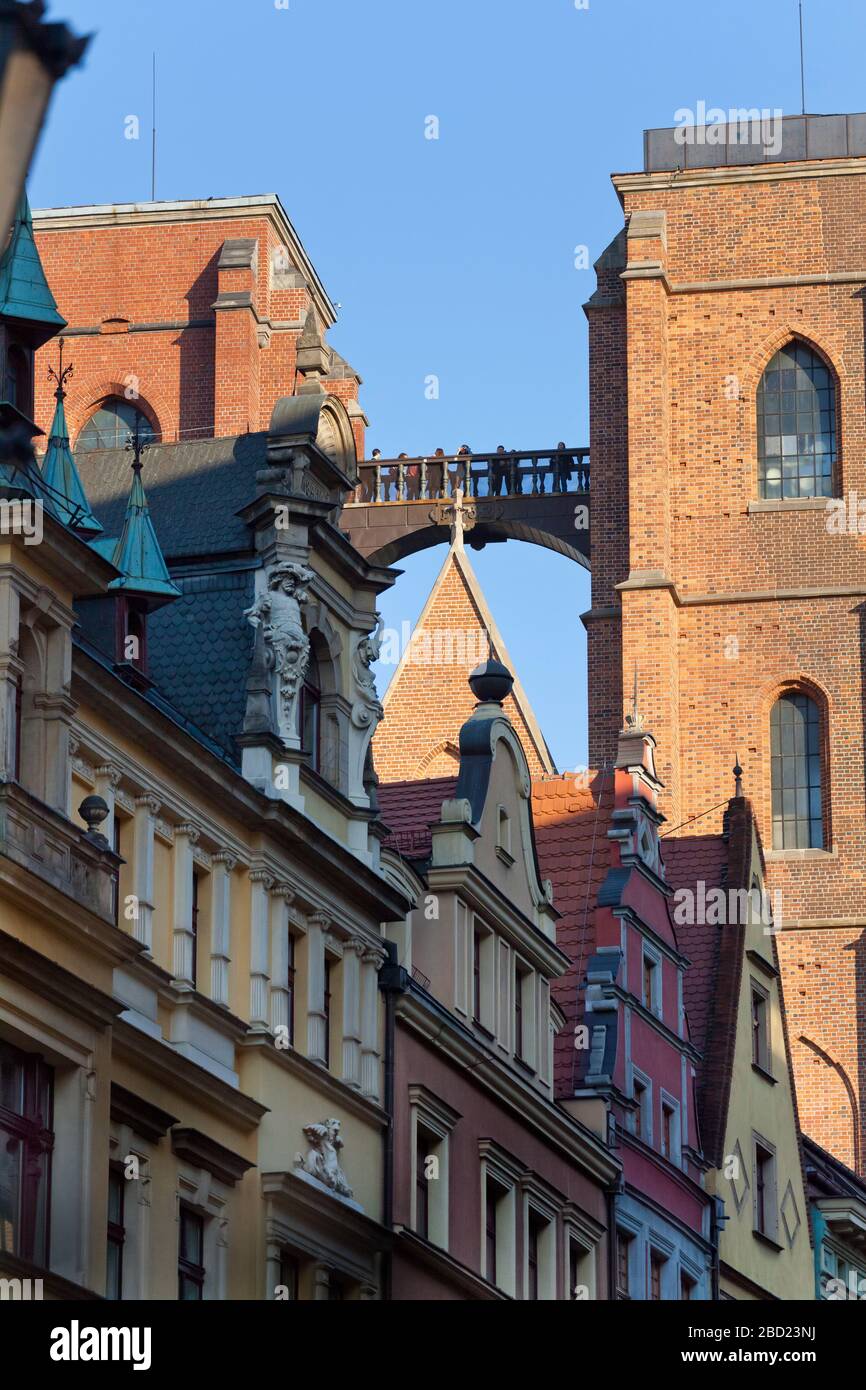 Büßer-Brücke zwischen Türmen der St. Maria Magdalena Kathedrale, Breslau, Polen Stockfoto