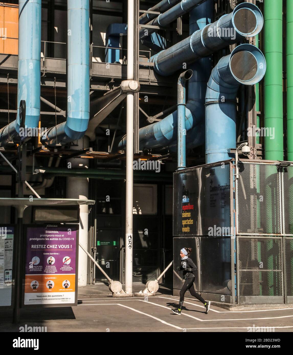 PARISER LOCKDOWN: SONNIGER TAG IN PARIS Stockfoto