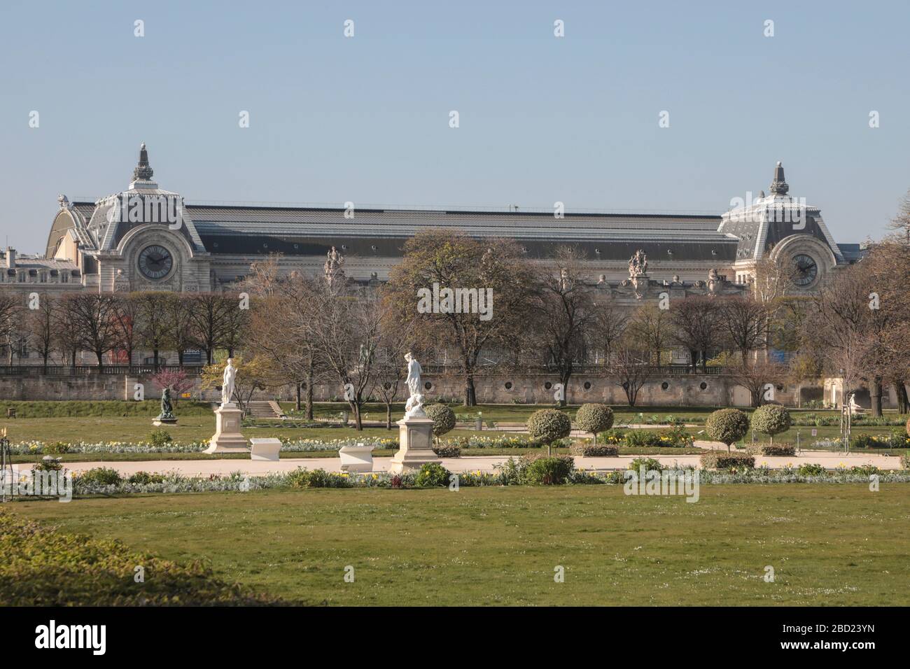 PARISER LOCKDOWN: SONNIGER TAG IN PARIS Stockfoto