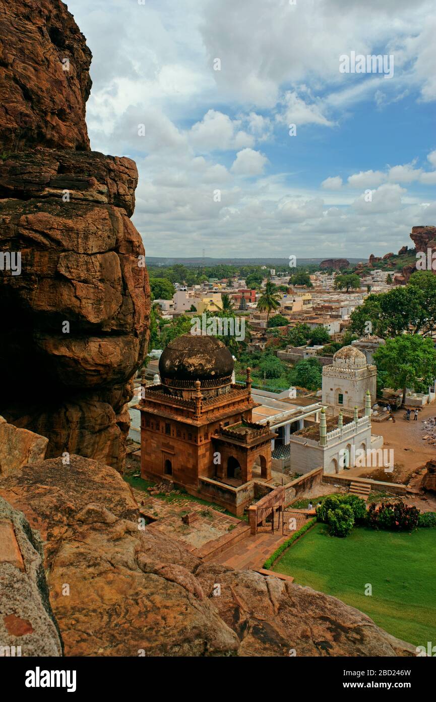 07-Jun-2008 - ein Grab, das Abdul Aziz in Erinnerung an seine Frau am Boden des Badami-Hügels errichtet hat, ist jetzt ein Kulturgut. Badami Karnataka Südindien Stockfoto