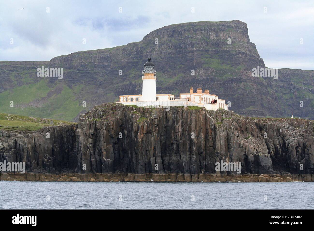 Neist Point Leuchtturm vom Meer, Isle of Skye, Hebrides, Schottland Stockfoto