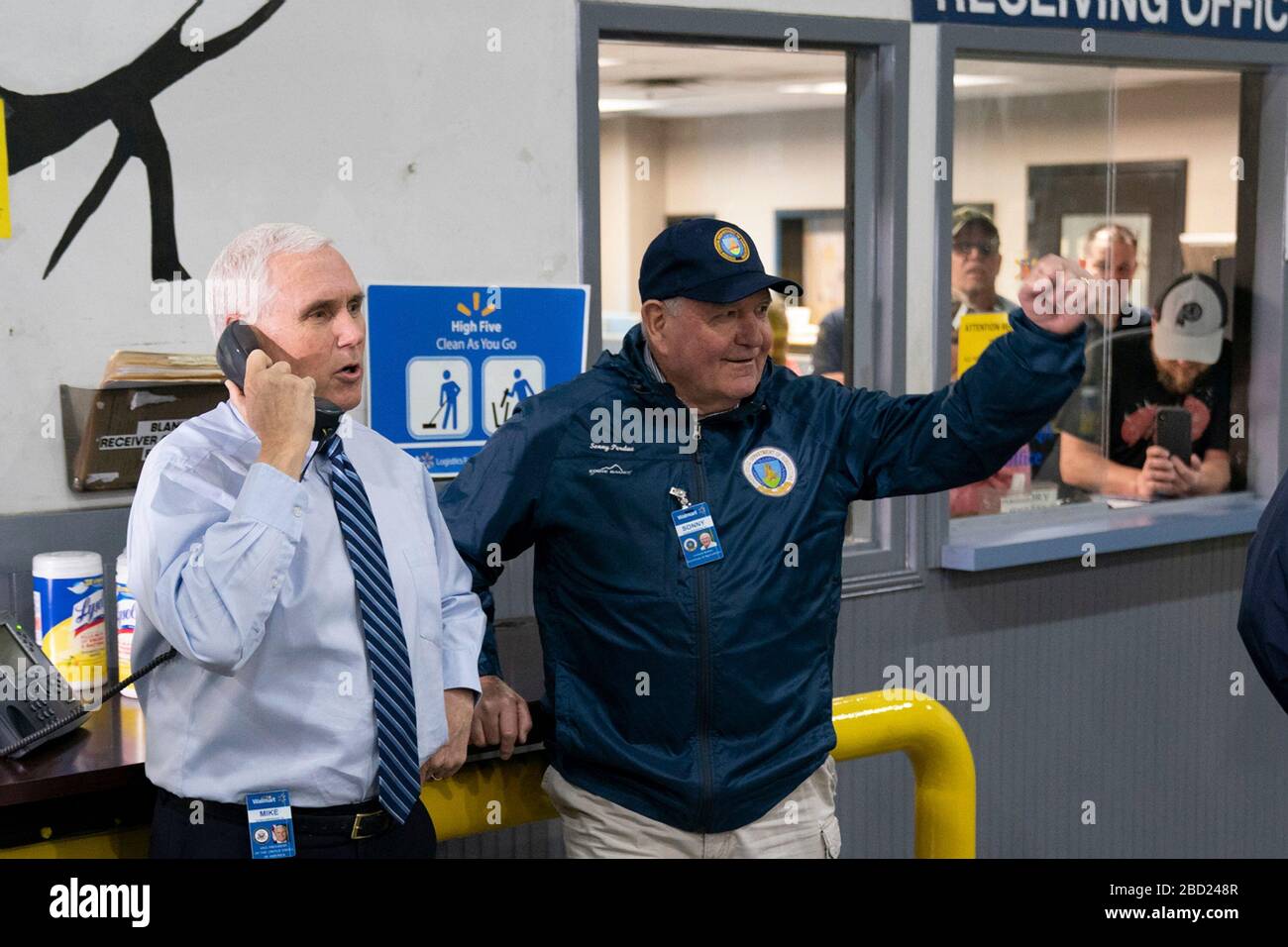 US-Vizepräsident Mike Pence und Landwirtschaftsminister Sonny Purdue, Recht, besuchen Mitarbeiter während eines Rundgangs in einem Walmart Distribution Center am 1. April 2020 in Gordonsville, Virginia. Stockfoto