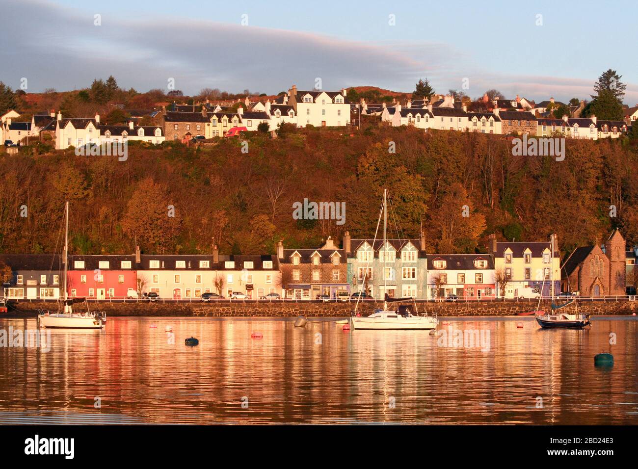 Kleine Segelyachten auf Liegeplätzen, Hafen Tobermory, Isle of Mull, Argyll, Schottland Stockfoto