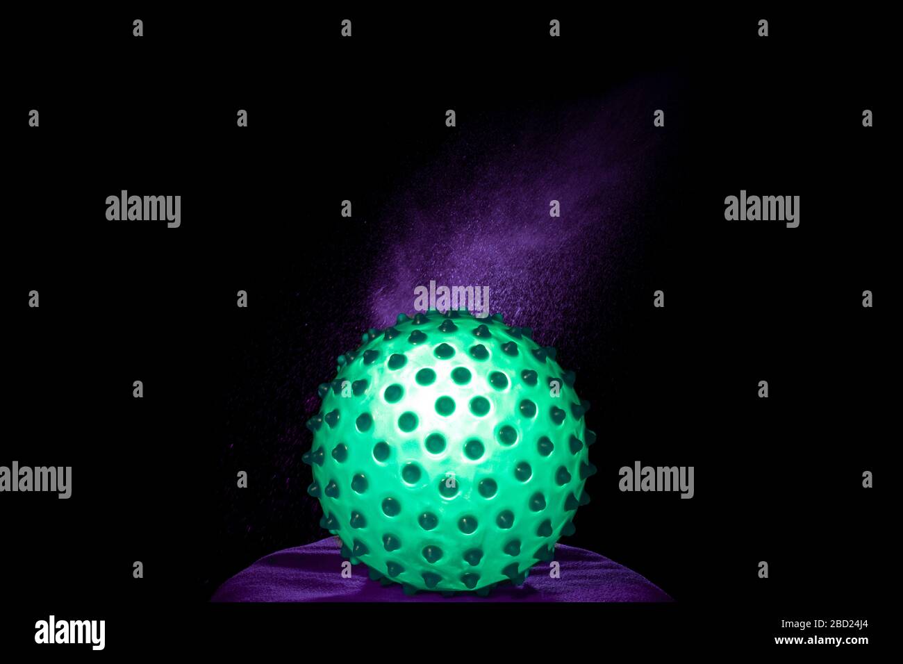 Ein Virus mit violetter Atmosphäre im schwarzen Hintergrund Stockfoto