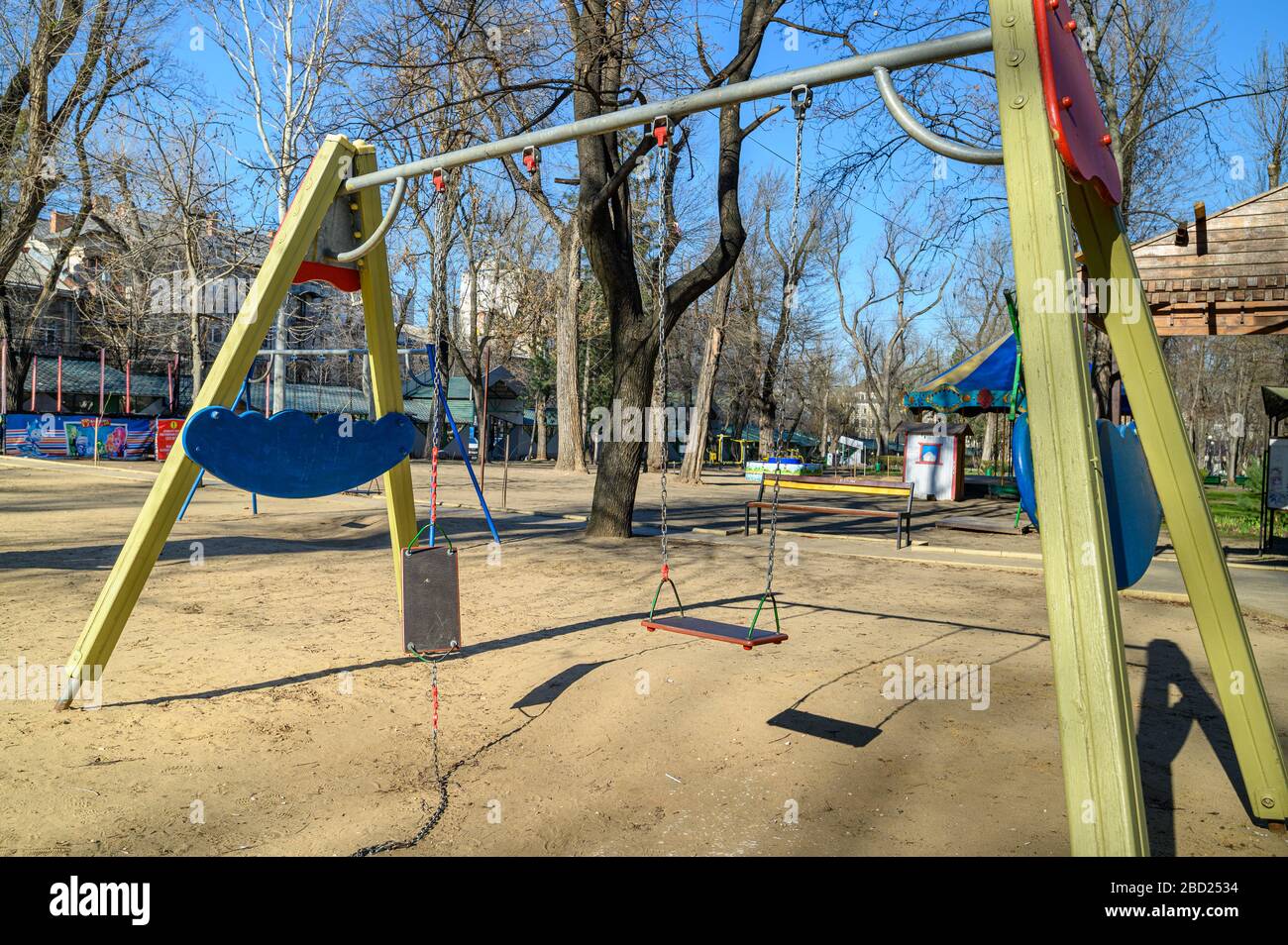 Leerer Spielplatz auf dem Domplatz im Zentrum von Chisinau, Moldawien im Ausnahmezustand wegen der Kovid-19-Virus-Bedrohung Stockfoto