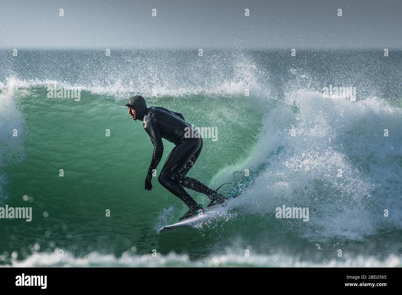 Surfen auf den Fistral in Newquay in Cornwall. Stockfoto