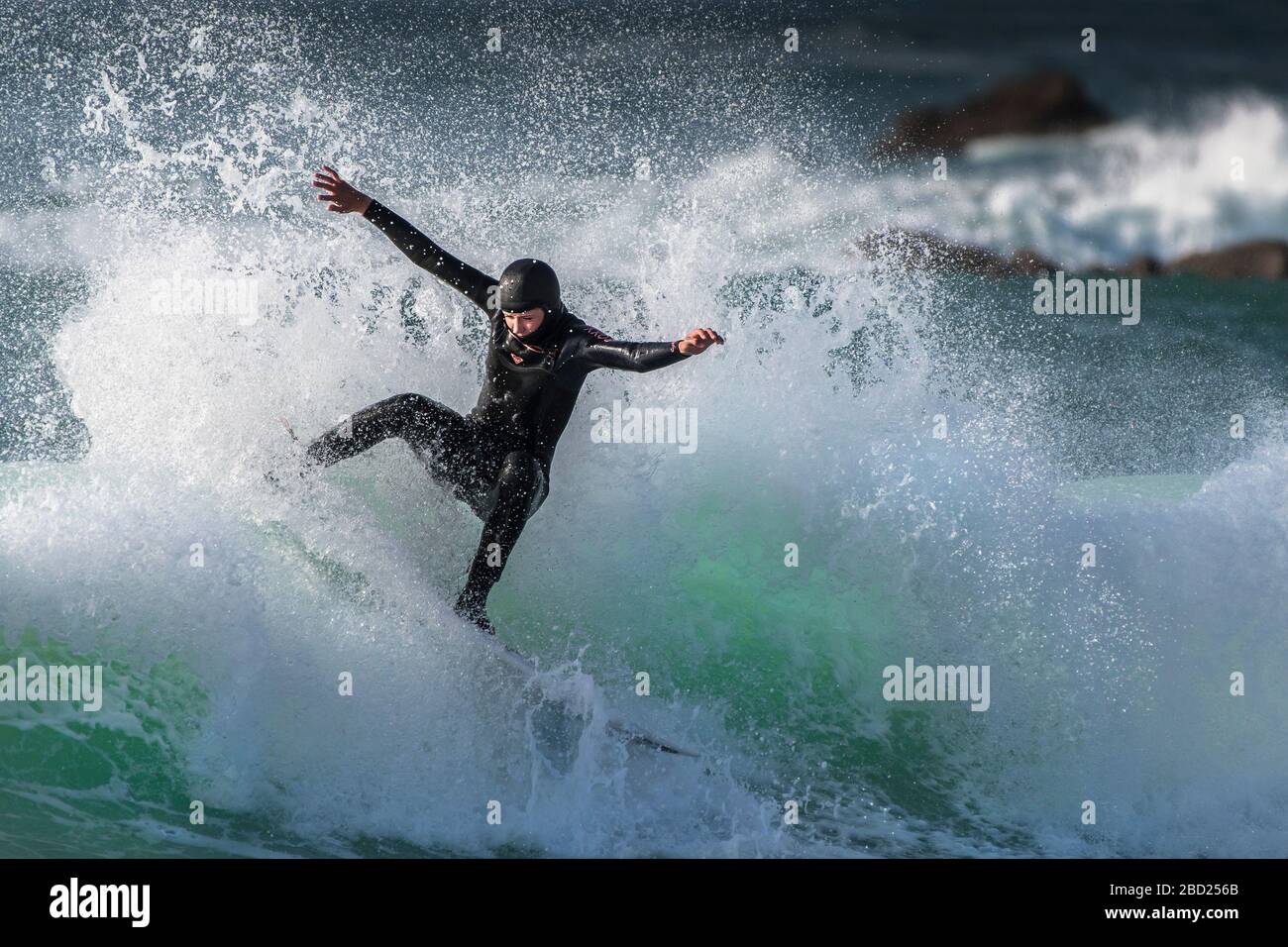 Spektakuläre surfen Aktion als Surfer reitet eine Welle an Fistral in Newquay in Cornwall. Stockfoto