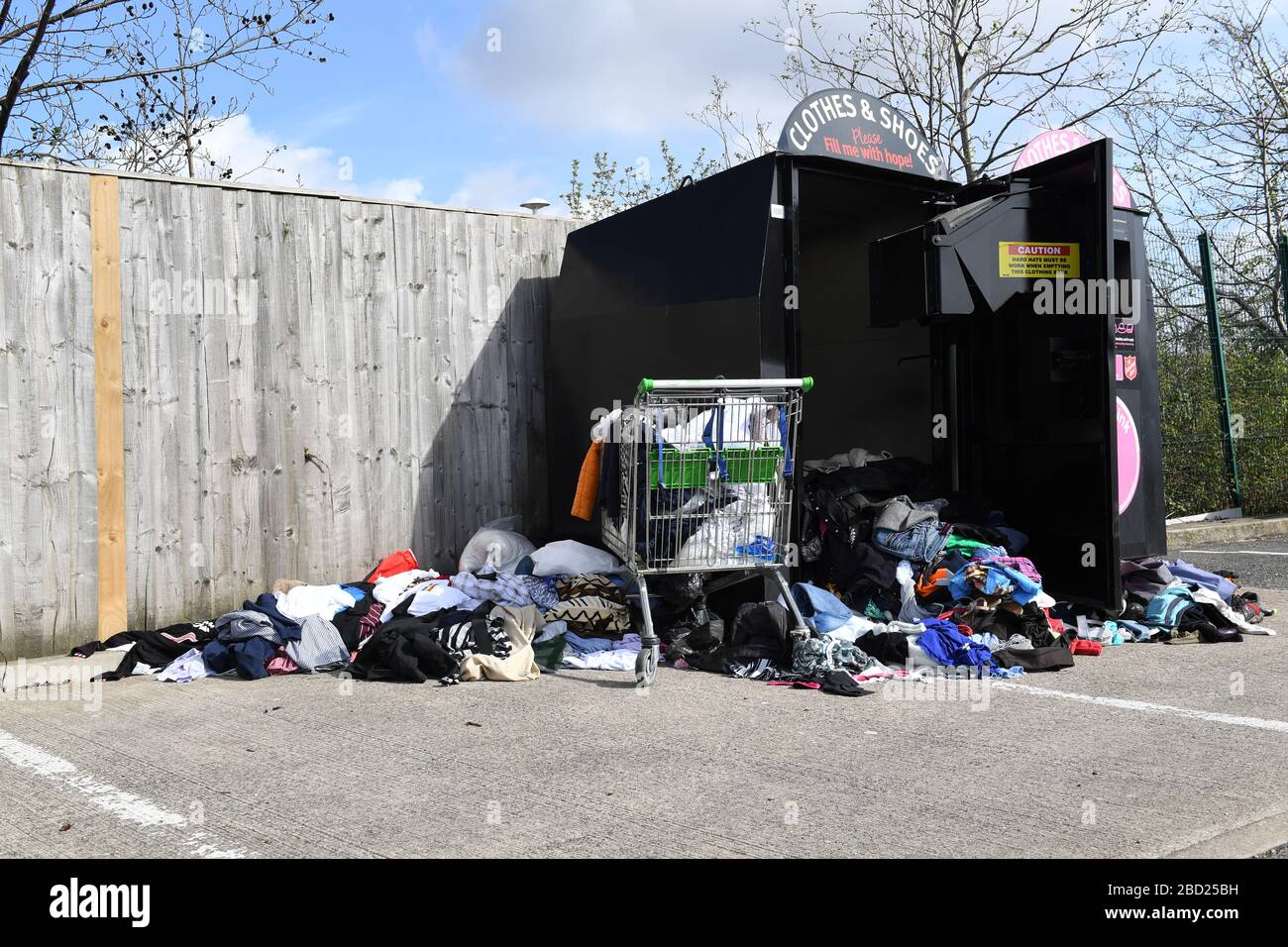 Central Milton Keynes Gebäude Snow Dome Outdoor Markt Blossom Reflexionen auf Glaszentrum Beschilderung Corona Virus Covid 19 Grid-System Stockfoto