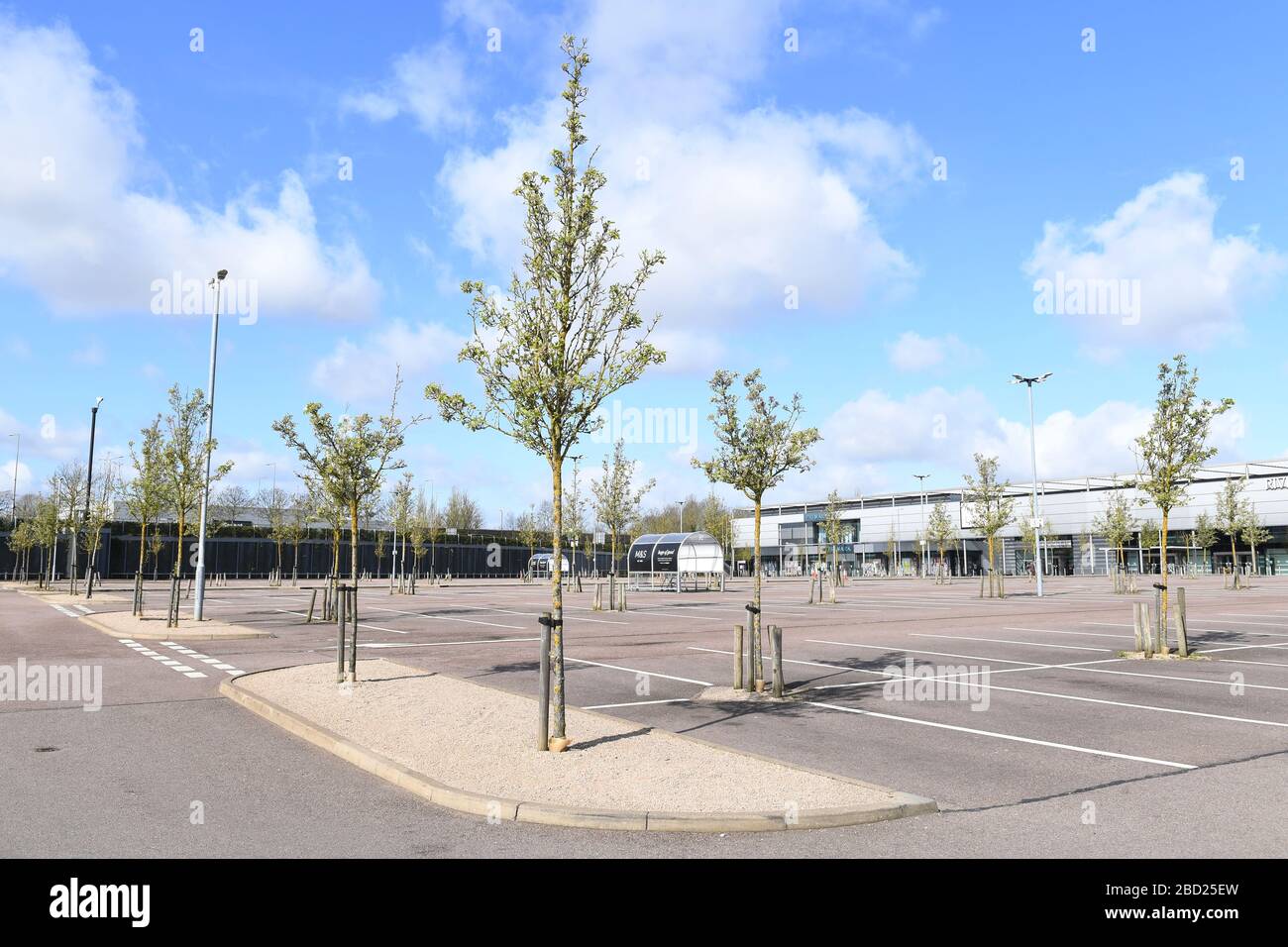 Central Milton Keynes Gebäude Snow Dome Outdoor Markt Blossom Reflexionen auf Glaszentrum Beschilderung Corona Virus Covid 19 Grid-System Stockfoto