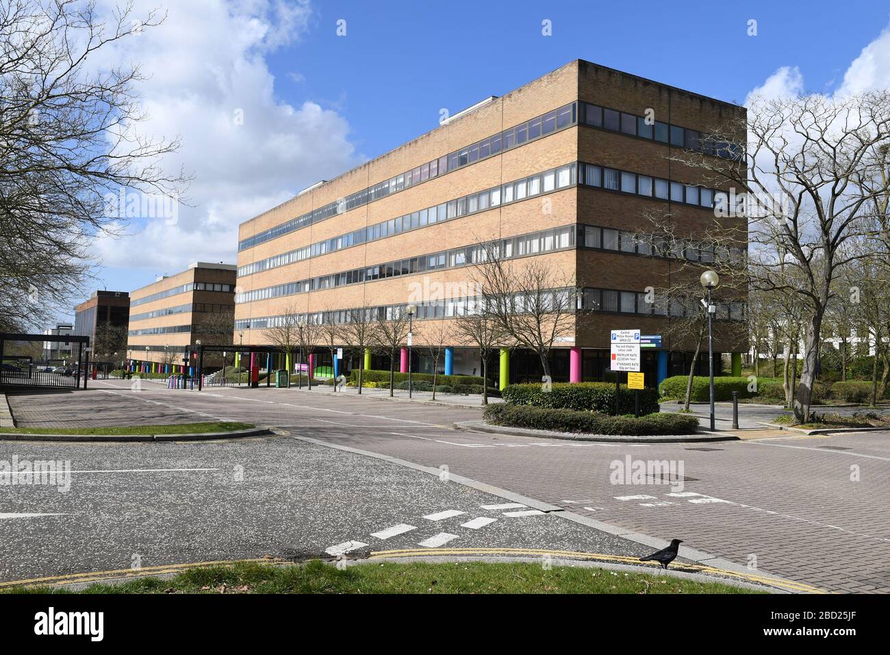Central Milton Keynes Gebäude Snow Dome Outdoor Markt Blossom Reflexionen auf Glaszentrum Beschilderung Corona Virus Covid 19 Grid-System Stockfoto