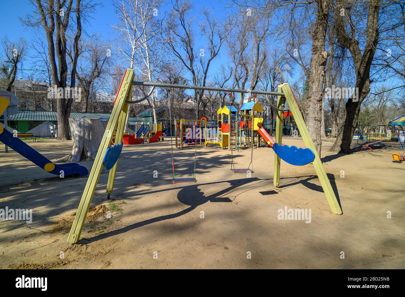 Leerer Spielplatz auf dem Domplatz im Zentrum von Chisinau, Moldawien im Ausnahmezustand wegen der Kovid-19-Virus-Bedrohung Stockfoto