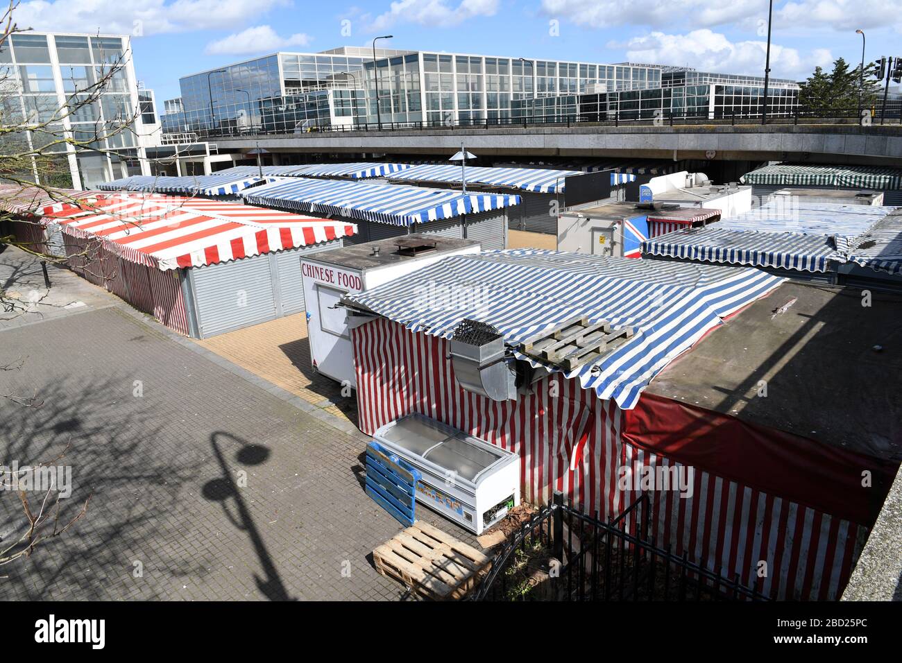 Central Milton Keynes Gebäude Snow Dome Outdoor Markt Blossom Reflexionen auf Glaszentrum Beschilderung Corona Virus Covid 19 Grid-System Stockfoto