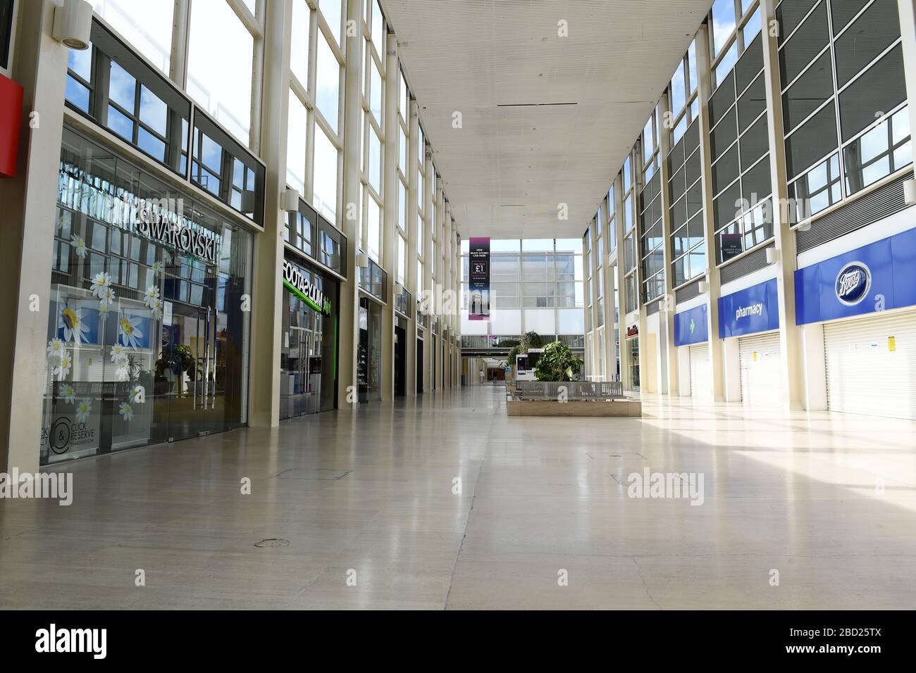 Central Milton Keynes Gebäude Snow Dome Outdoor Markt Blossom Reflexionen auf Glaszentrum Beschilderung Corona Virus Covid 19 Grid-System Stockfoto