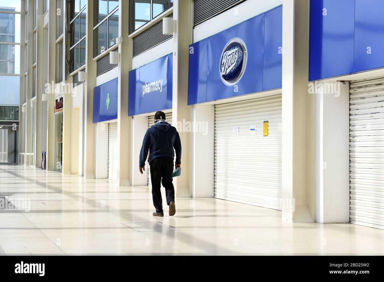 Central Milton Keynes Gebäude Snow Dome Outdoor Markt Blossom Reflexionen auf Glaszentrum Beschilderung Corona Virus Covid 19 Grid-System Stockfoto
