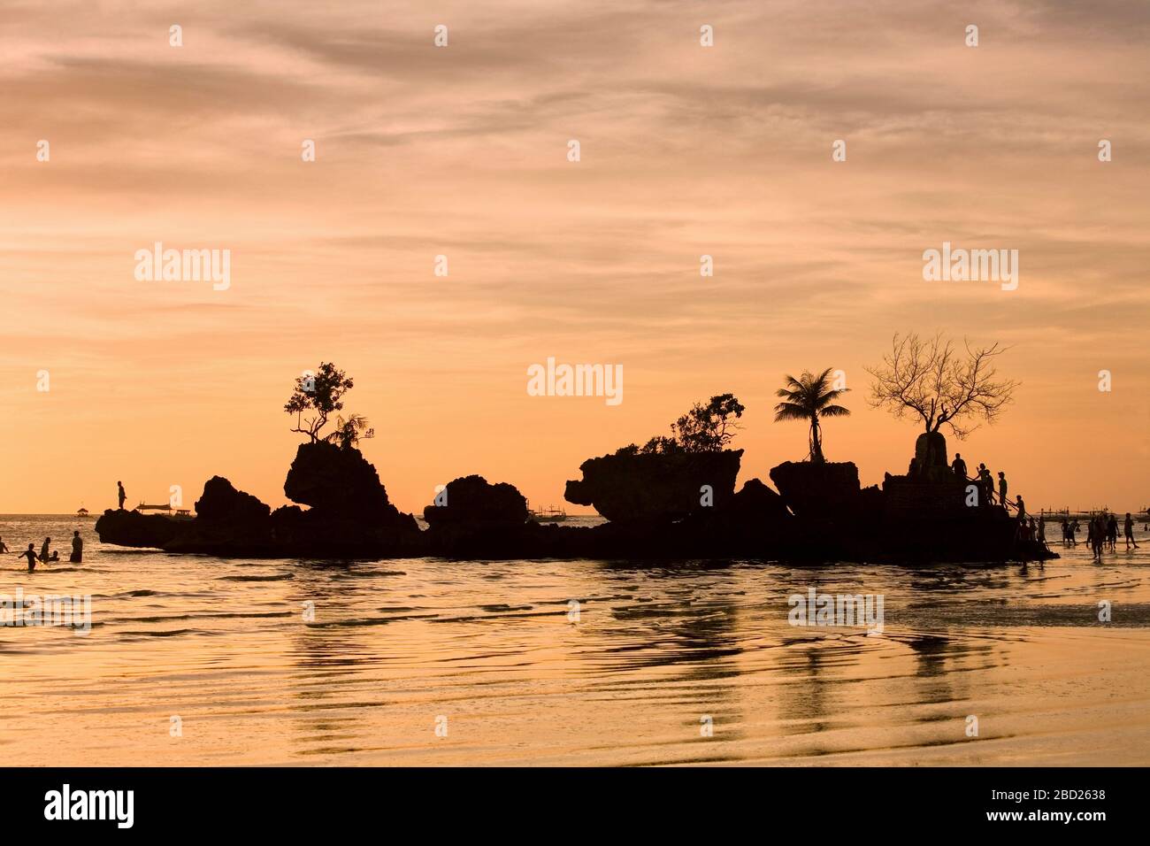 Willy's Rock am White Beach von Boracay im Hintergrund. Stockfoto