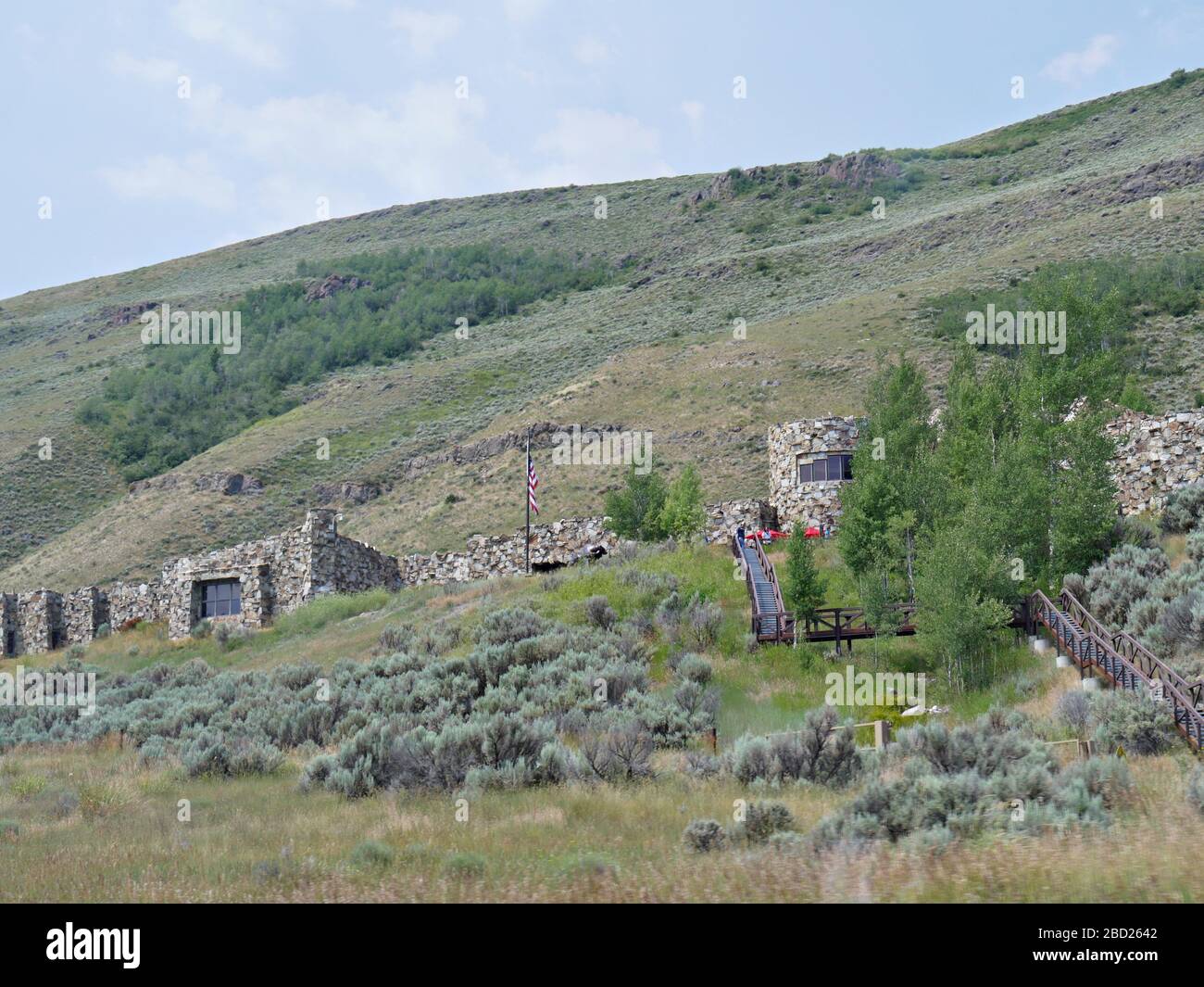 Steinkabinen im Berghang des Teton Valley, von der Straße in Wyoming aus gesehen. Stockfoto
