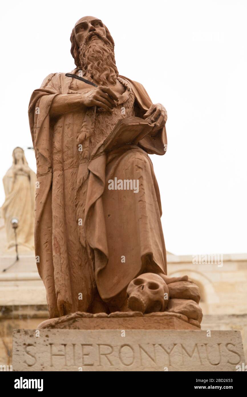 Statue des heiligen Heironymus in der Geburtskirche in Bethlehem, Israel. Er starb 420n. In Bethlehem und ist besser bekannt als der heilige Jerome. Stockfoto