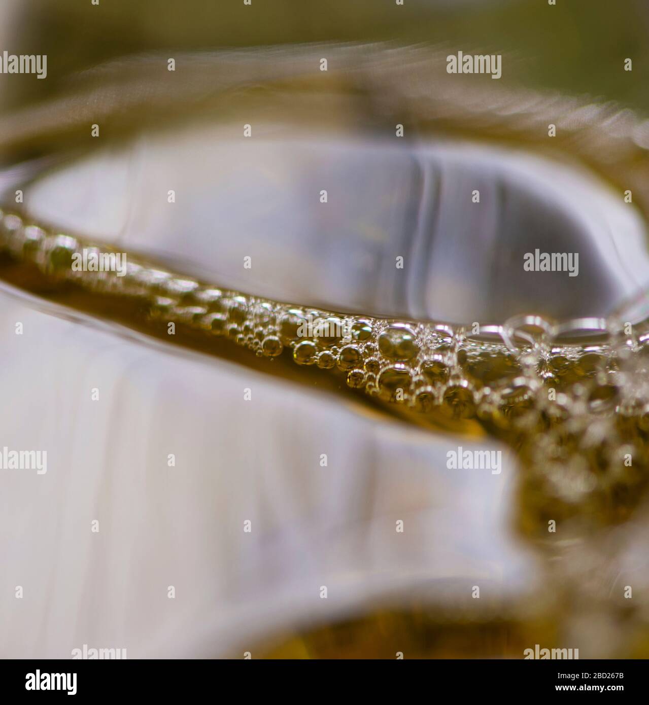 Auf der Oberfläche der Spülflüssigkeitsseife in einer Flasche bildeten sich Blasen. Stockfoto