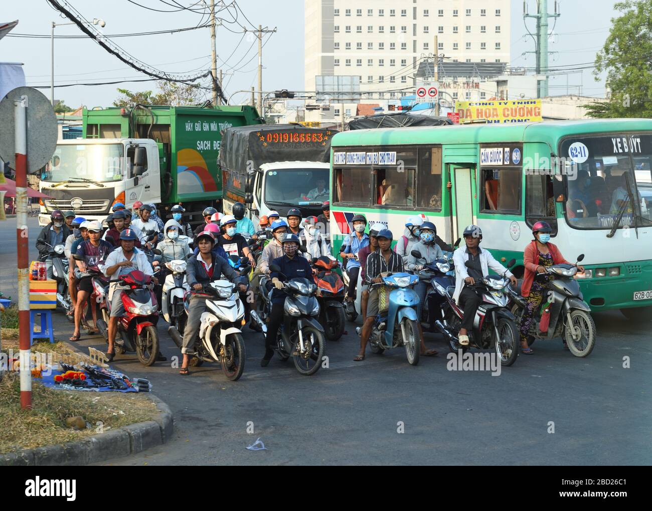 Rush Hour Motorräder und Busse warten an der Ampel in Da Nang, Vietnam, Asien Stockfoto