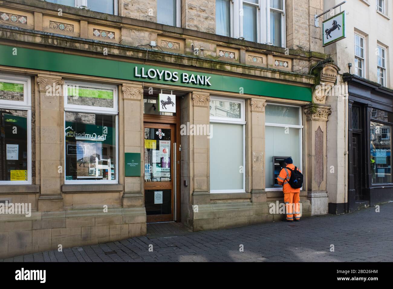 Die Außenseite eines Lloyds Bank-Mannes, der den Geldpunkt Kendal verwendet Stockfoto