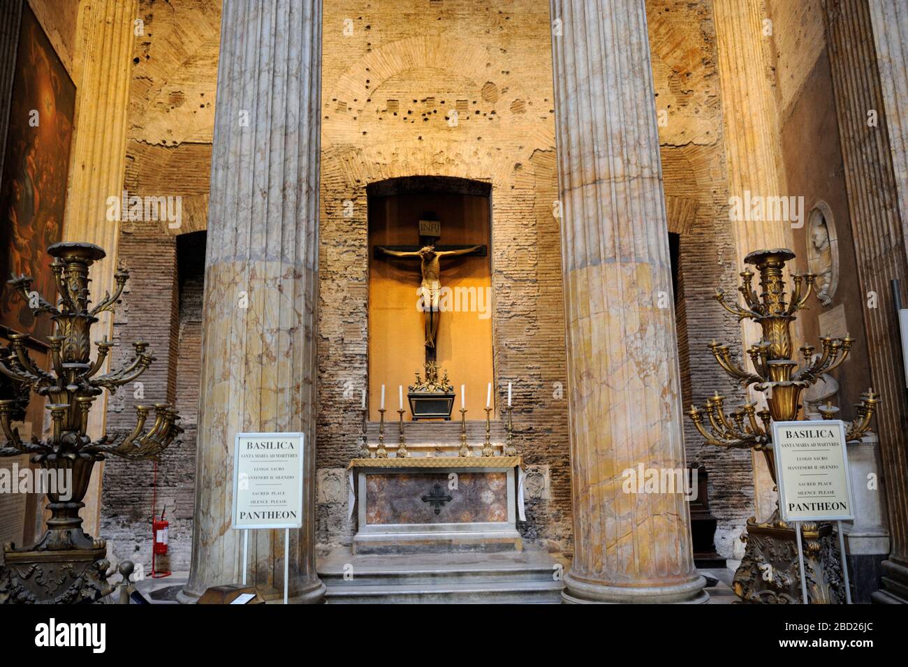 Italien, Rom, Innenraum des Pantheons, Cappella del crocifisso, Kapelle des Kruzifix, Holzkreuz (16. Jahrhundert) Stockfoto